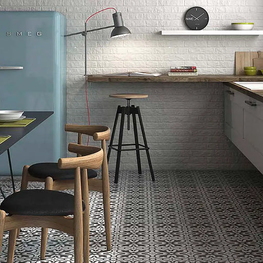 Modern kitchen with Boulevard Negro 45x45 ceramic tiles in a sleek matt finish, paired with light-toned walls.