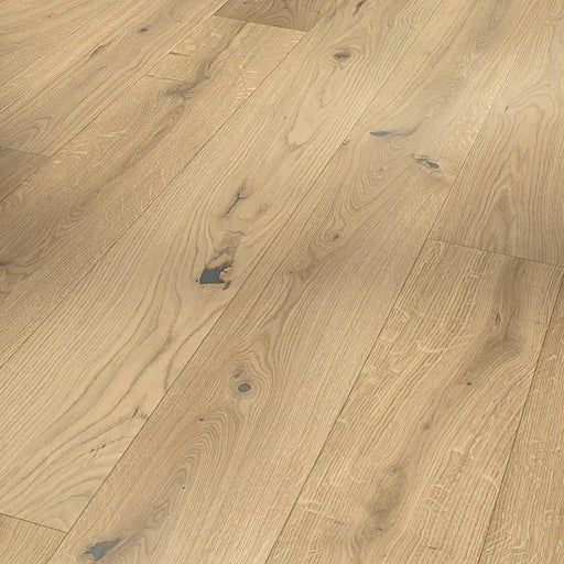 Close-up of Classic 3060 Pure planks showing fine oak grain and a smooth, matt lacquered finish.