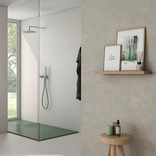 Bathroom wall finished with Derry Marfil tiles, creating a bright and refined atmosphere.