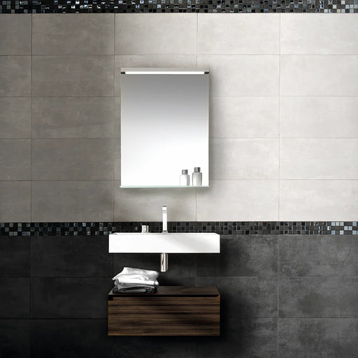 Bathroom tiled with Gris tiles, giving a clean and modern style.