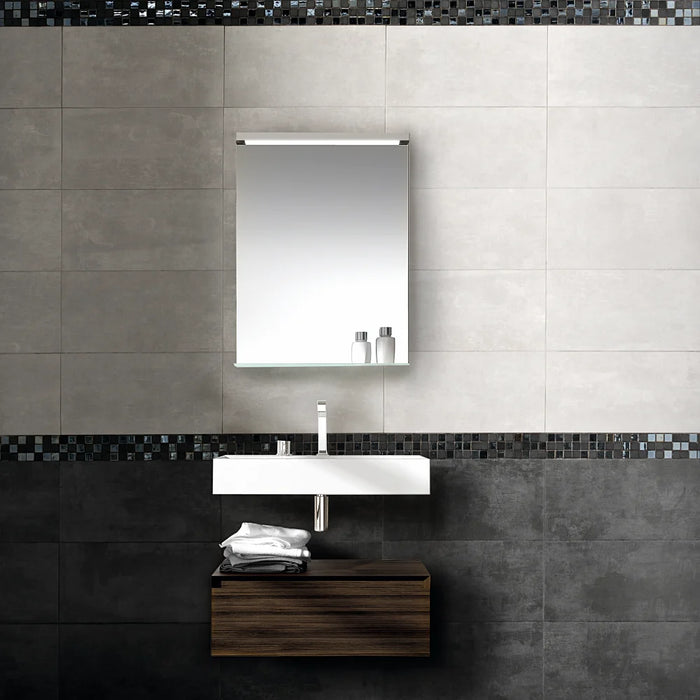 Bathroom tiled with Gris tiles, giving a clean and modern style.