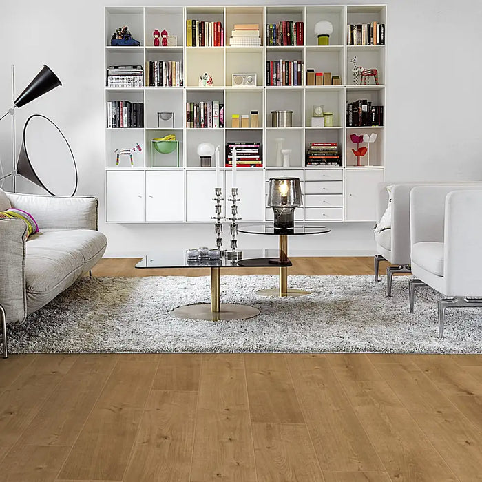 Living room with Pergo Namsen Natural Ardeche LVT, featuring warm mid-oak tones and realistic wood texture.