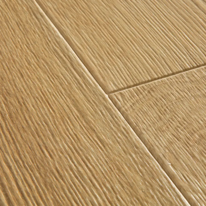 Close-up of Quick-Step Majestic Desert Oak Warm Natural laminate flooring, highlighting intense golden oak grain and silk matt texture.