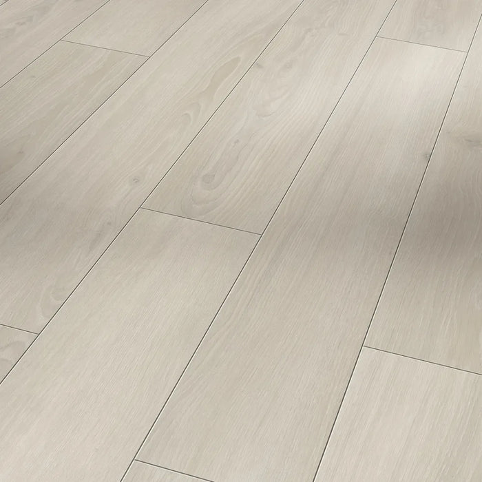 Close-up of Parador Skyline White laminate flooring, highlighting the natural oak grain and soft white tone with a matt textured finish.