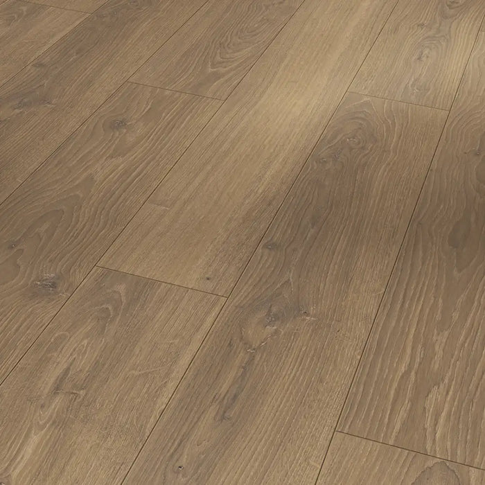 Close-up of Parador Studioline Honey laminate flooring showing its natural matt texture and warm honey tones with subtle wood grain detailing.